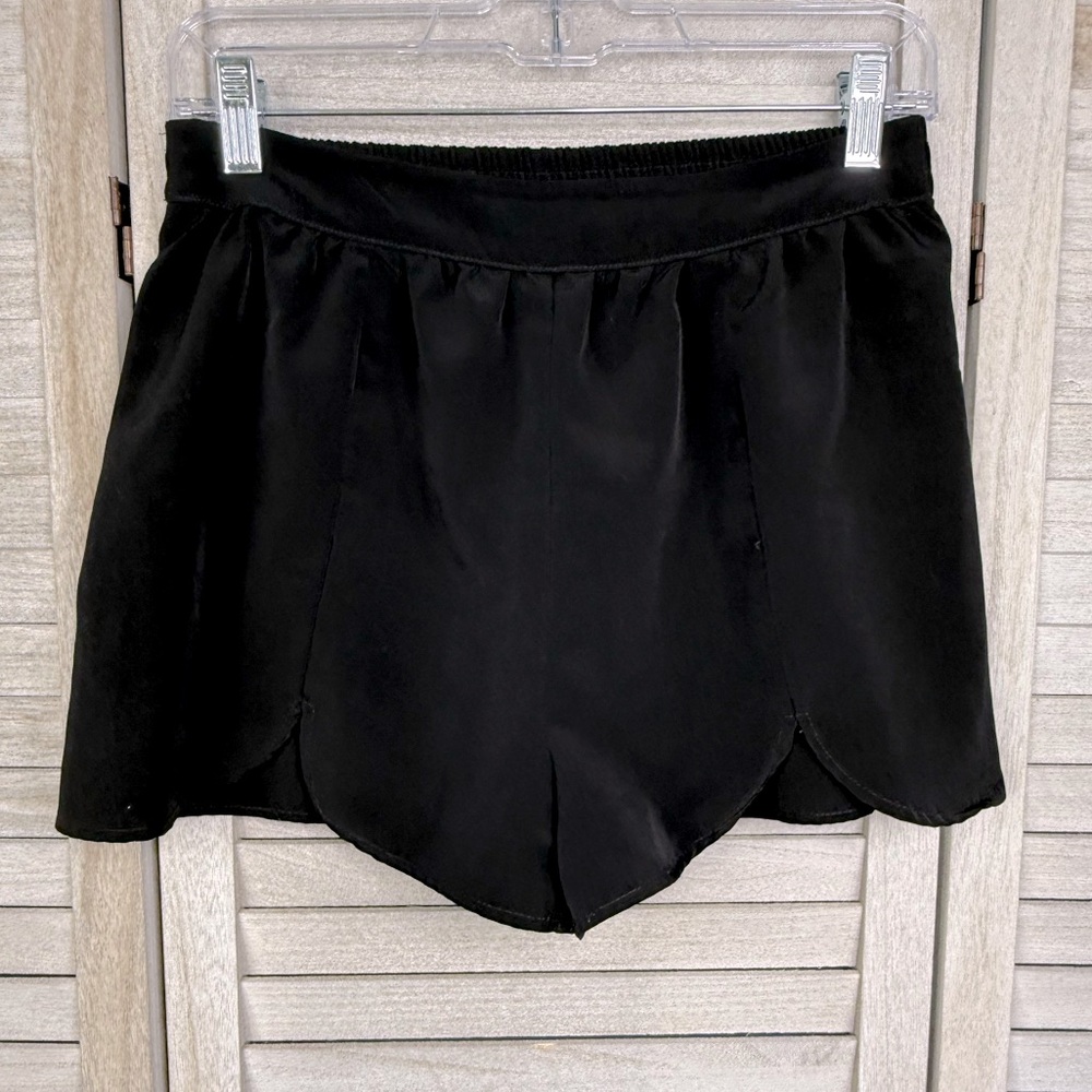 FOREVER 21 Pull On Casual Shorts Tulip Hem Black-Medium